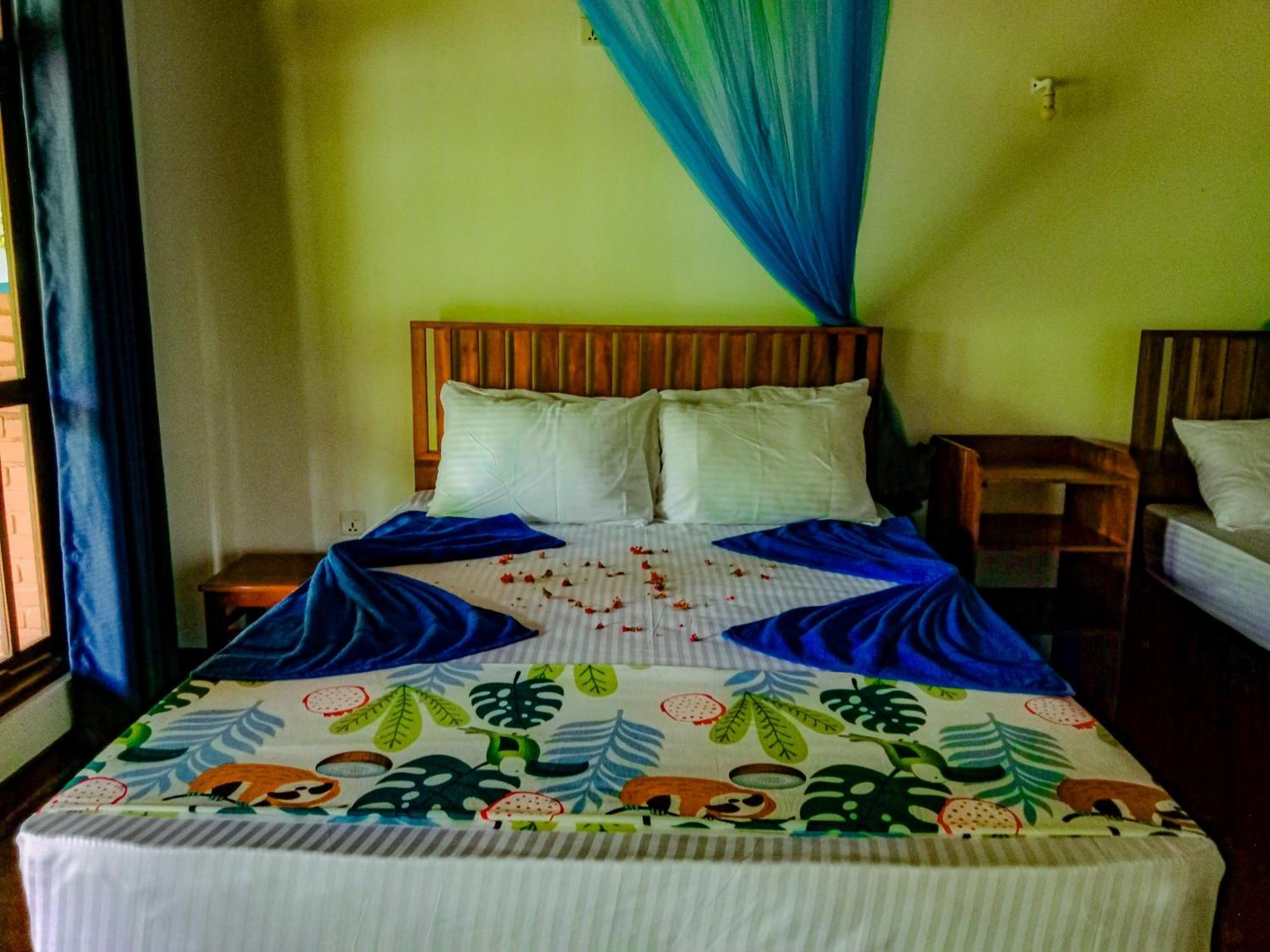 Pride Rock & Tree House Hotel 2*