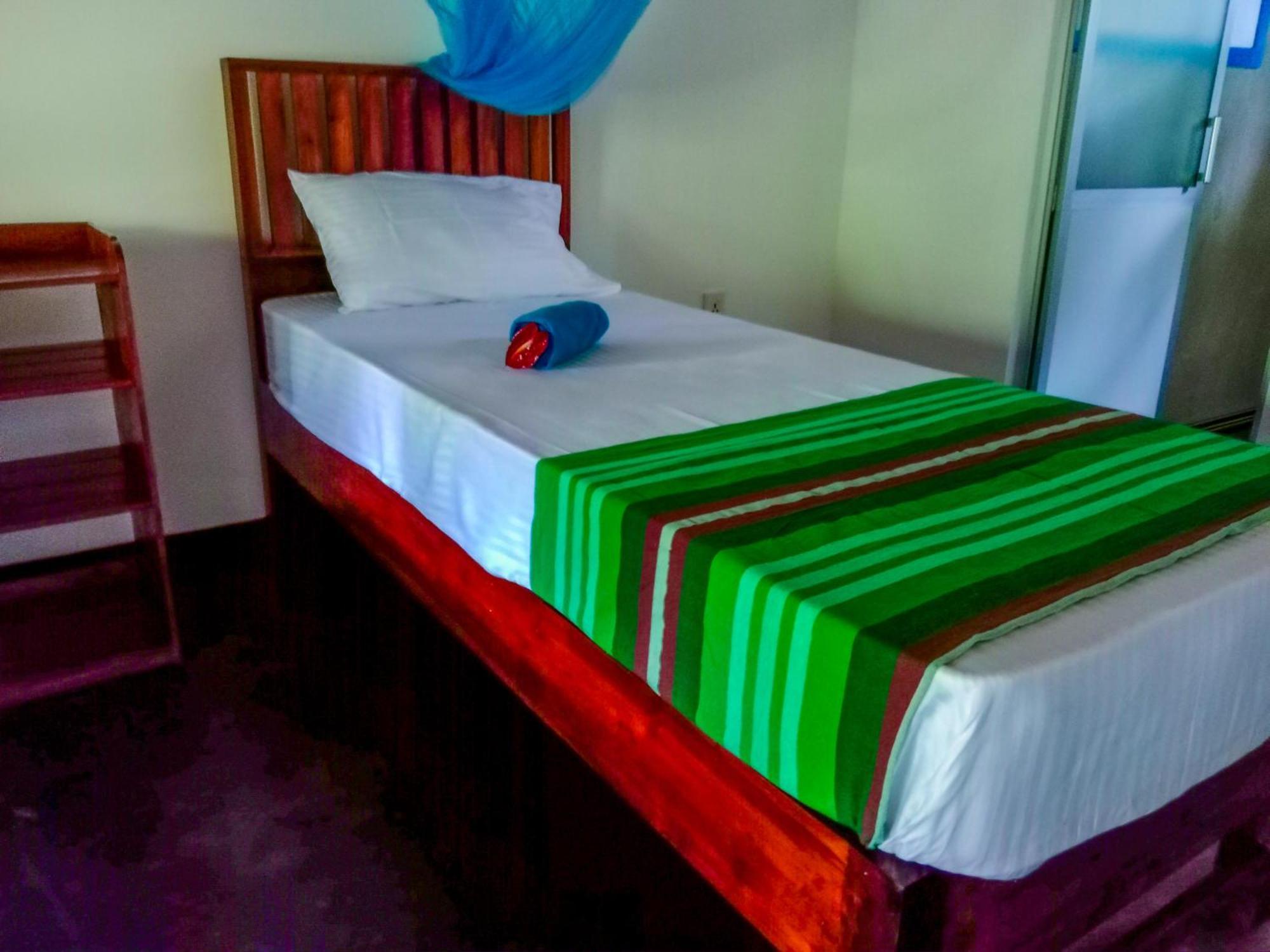 Pride Rock & Tree House Hotel 2*
